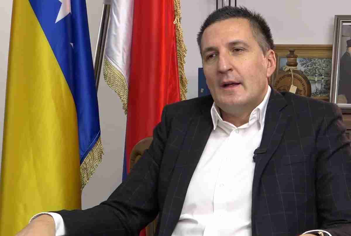 ELEK BRANI BIVŠEG PREMIJERA FBiH: “Svi znaju da je Novalić nevin i da je uradio isto što bi svaki premijer”