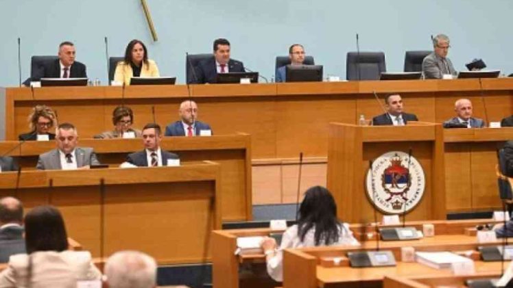BOSNA CIJELA IZ DVA DIJELA: Referendumom do otcjepljenja